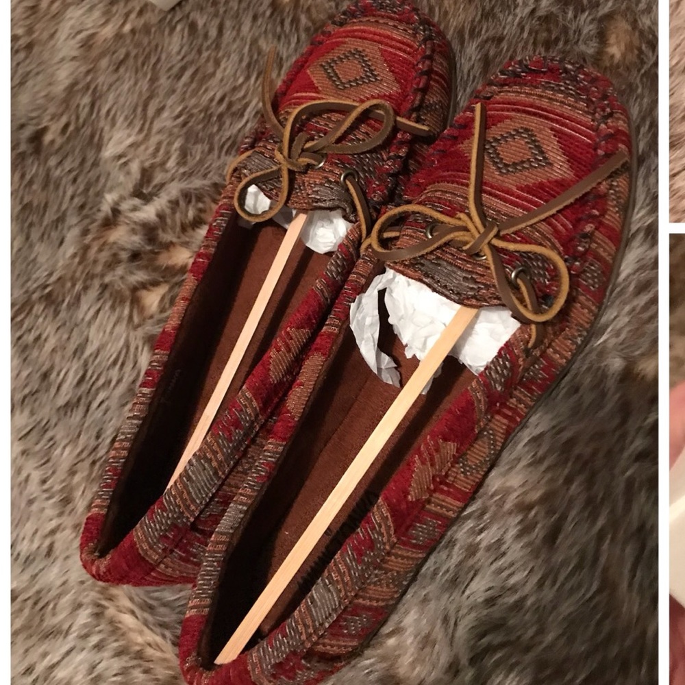 BRAND NEW Aztec Minnetonka Moccasins